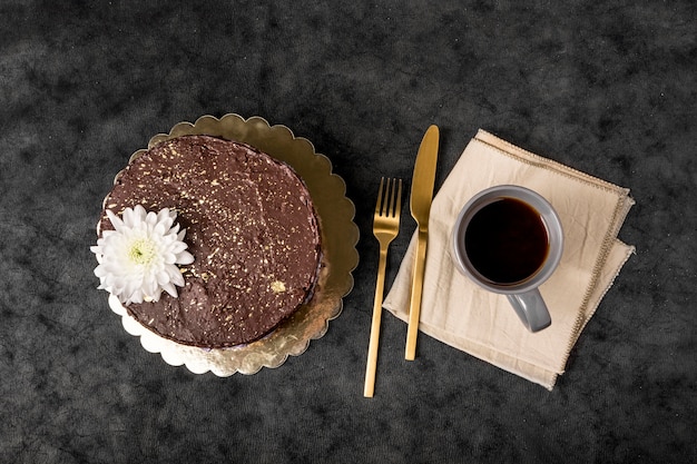 Draufsicht des Kuchens mit Besteck und Kaffeetasse