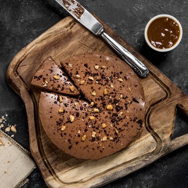 Draufsicht des Kuchens mit Messer und Schokoladensauce