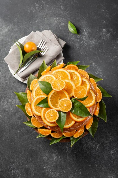 Draufsicht des Kuchens mit Orangenscheiben