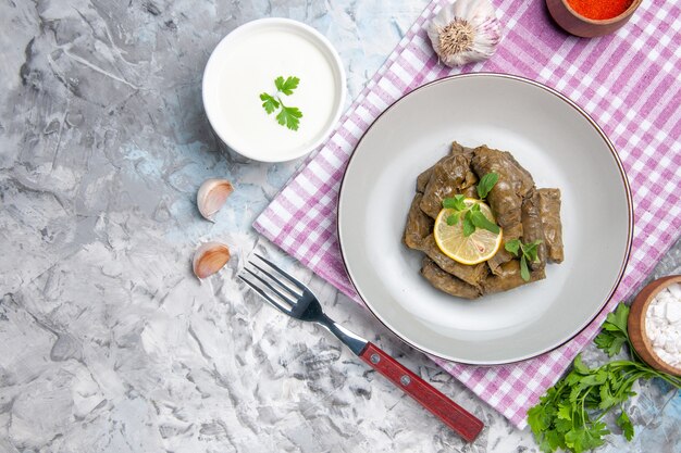 Draufsicht des leckeren Blattdolmas innerhalb der Platte auf weißer Oberfläche