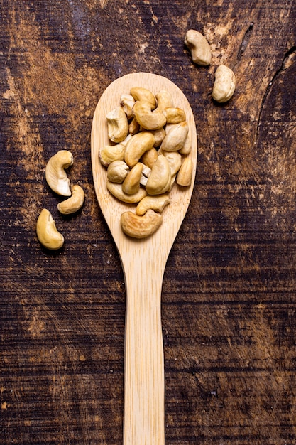 Draufsicht des Löffels mit Cashewnüssen