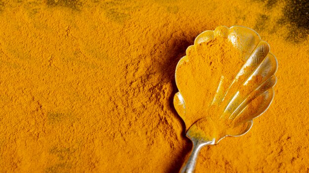 Draufsicht des Löffels mit Gelbwurz mit Kopienraum