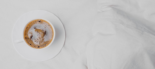 Kostenloses Foto draufsicht des morgenkaffees auf bett mit kopierraum