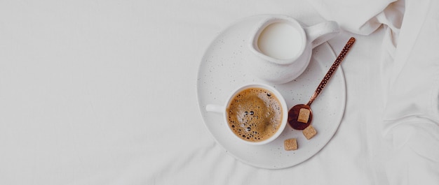 Draufsicht des Morgenkaffees mit Zuckerwürfeln und Kopienraum