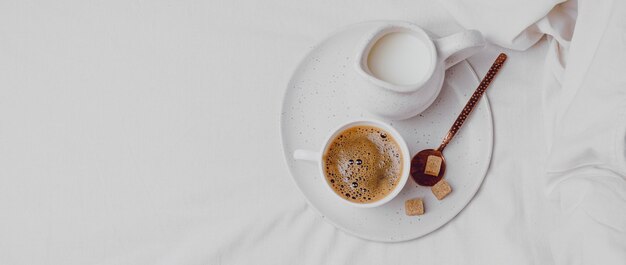 Draufsicht des Morgenkaffees mit Zuckerwürfeln und Kopienraum