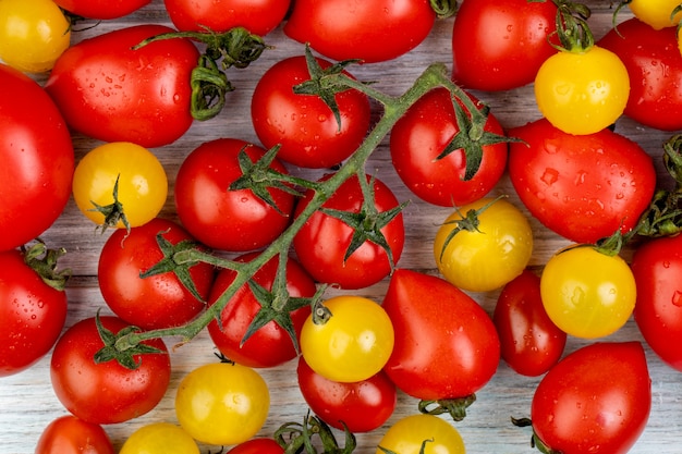 Draufsicht des Musters der gelben und roten Tomaten auf Holzoberfläche