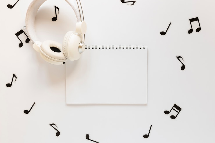 Kostenlose Foto draufsicht des notizbuches und der kopfhörer der musikalischen anmerkungen