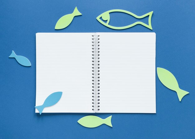 Draufsicht des Notizbuchs mit Fisch
