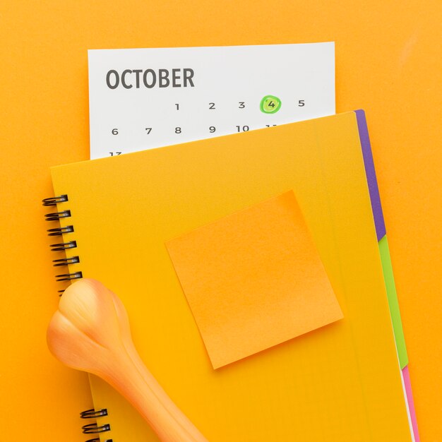 Draufsicht des Notizbuchs mit Knochen und Kalender für Tiertag