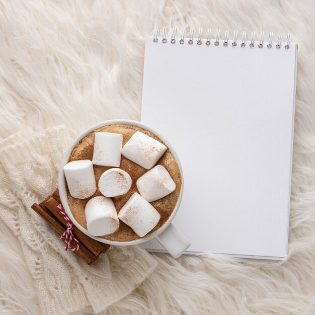 Draufsicht des Notizbuchs mit Tasse heißem Kakao mit Marshmallows