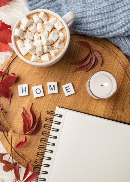 Draufsicht des Notizbuchs mit Tasse heißem Kakao mit Marshmallows