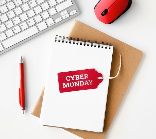 Draufsicht des Notizbuchs mit Tastatur und Maus für Cyber-Montag