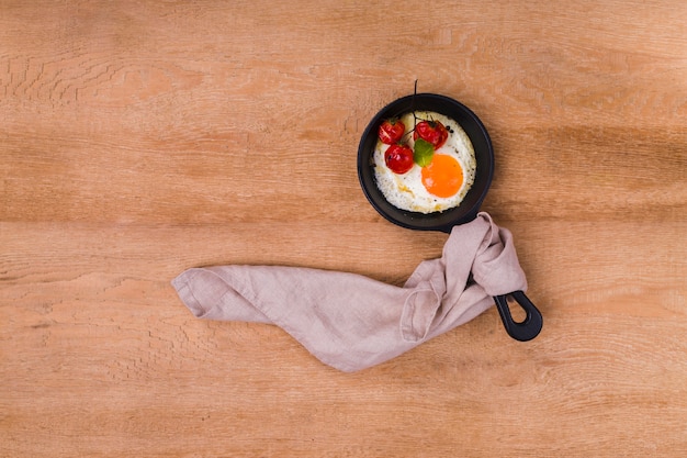 Kostenloses Foto draufsicht des omeletts mit tomaten