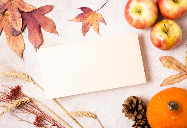 Draufsicht des Papiers mit Äpfeln und Herbstlaub