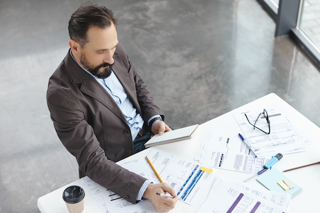 Draufsicht des professionellen Arbeitgebers formell gekleidet