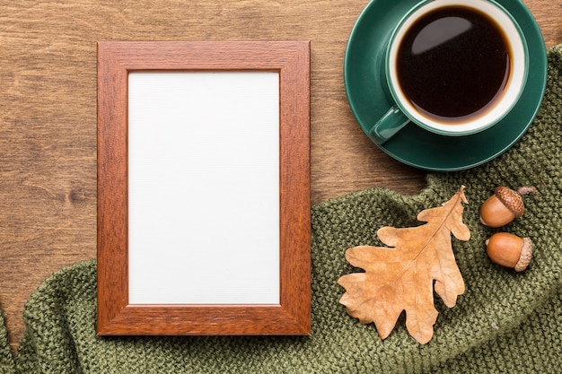 Draufsicht des Rahmens mit Herbstlaub und Kaffee