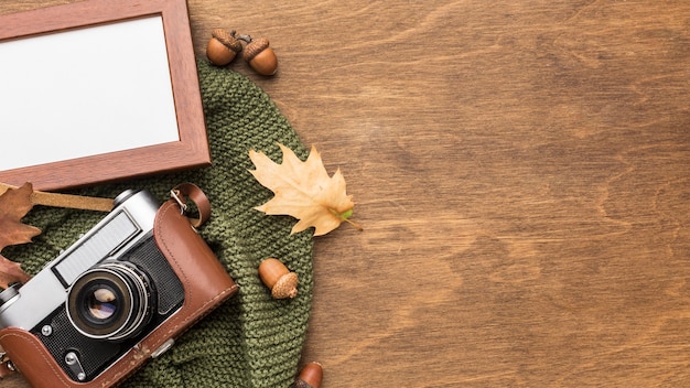 Kostenloses Foto draufsicht des rahmens mit kamera und herbstlaub