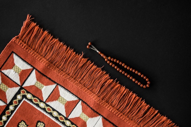 Kostenloses Foto draufsicht des religiösen textils mit armband