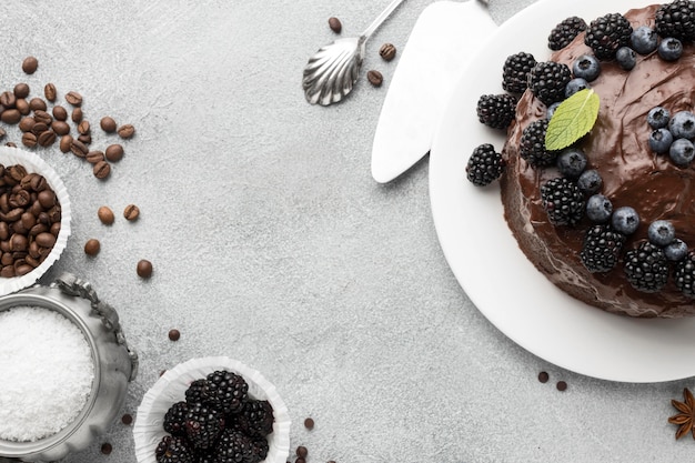 Draufsicht des Schokoladenkuchens mit Blaubeeren und Kopienraum