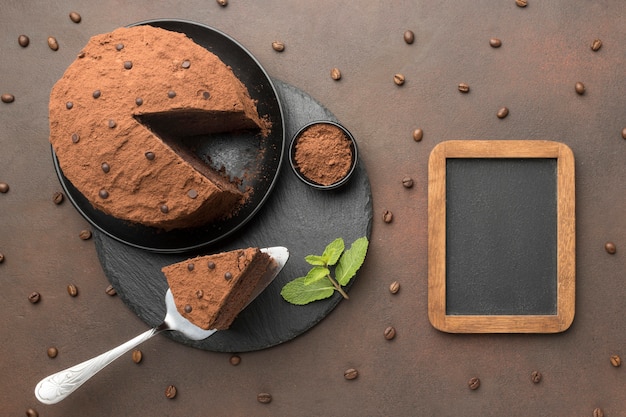 Draufsicht des schokoladenkuchens mit tafel