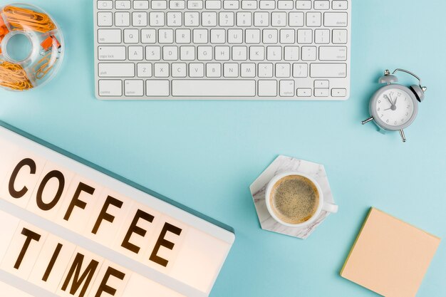 Draufsicht des Schreibtisches mit Kaffee und Tastatur