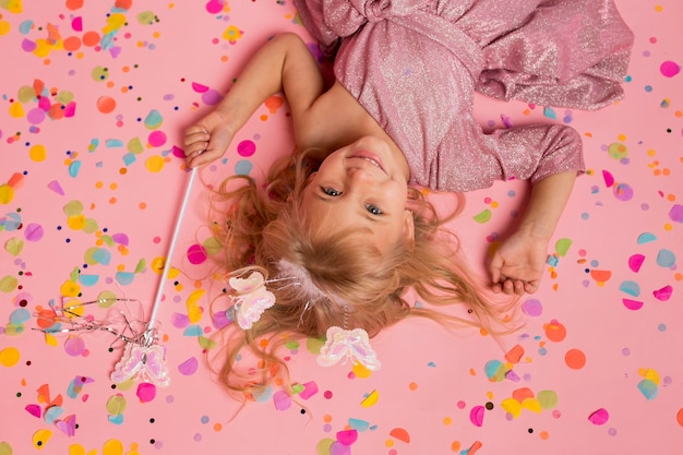 Kostenloses Foto draufsicht des smiley-mädchens im märchenkostüm mit konfetti
