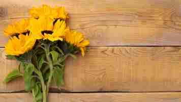 Kostenloses Foto draufsicht des sonnenblumenrahmens mit kopienraum