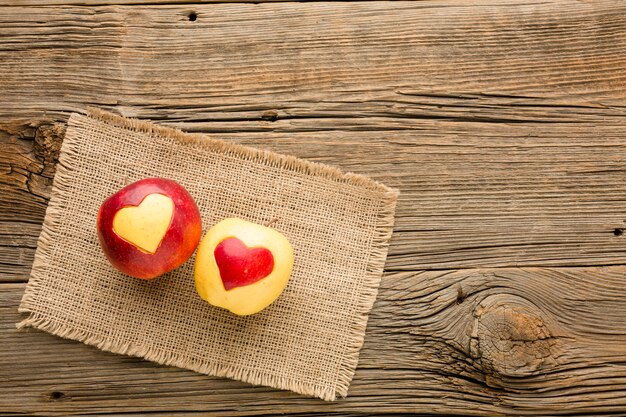 Draufsicht des Stoffes und des Apfels mit Fruchtherzformen und Kopienraum