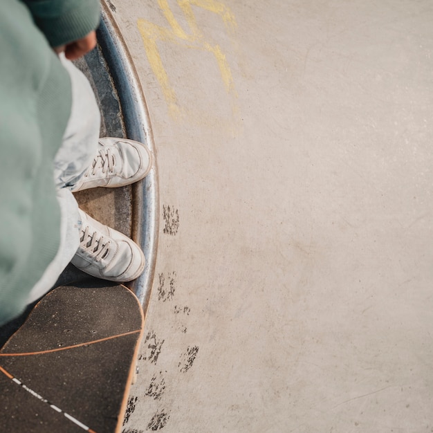 Kostenloses Foto draufsicht des teenagers mit skateboard und kopierraum