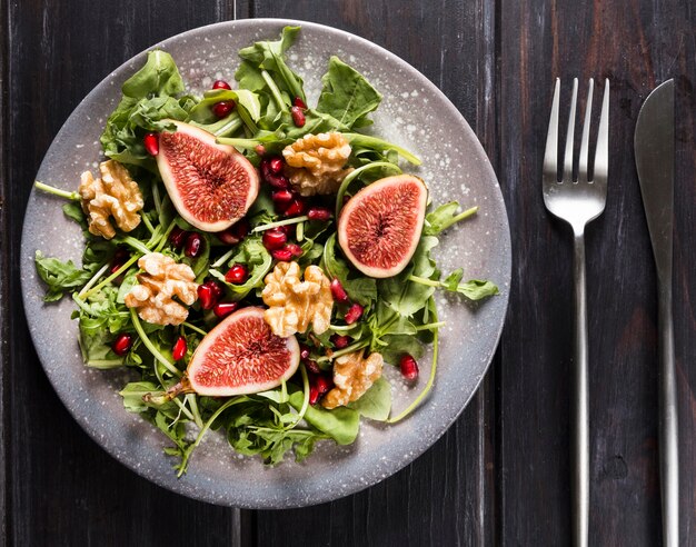 Draufsicht des Tellers mit Herbstfeigensalat und Besteck