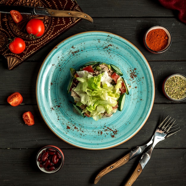 Draufsicht des Thunfischsalats auf dem Tisch