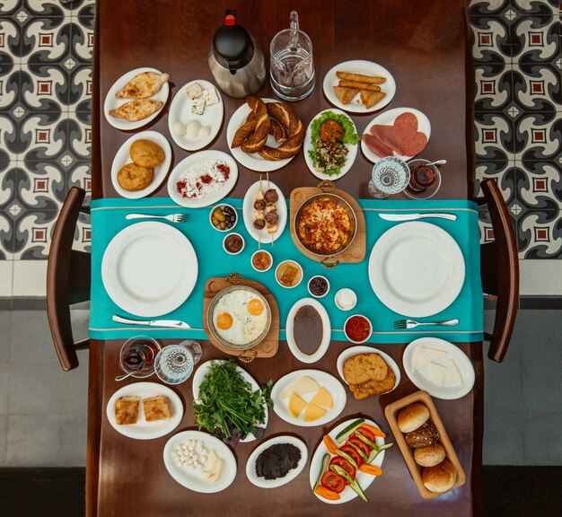 Draufsicht des traditionellen aserbaidschanischen Frühstückssets im Restaurant