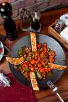Kostenloses Foto draufsicht des traditionellen azerbaijanischen gerichts saj kebab mit pilzstücken von fleisch und gemüse auf dem tisch