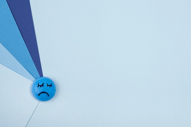 Draufsicht des traurigen Gesichts mit Papier für blauen Montag