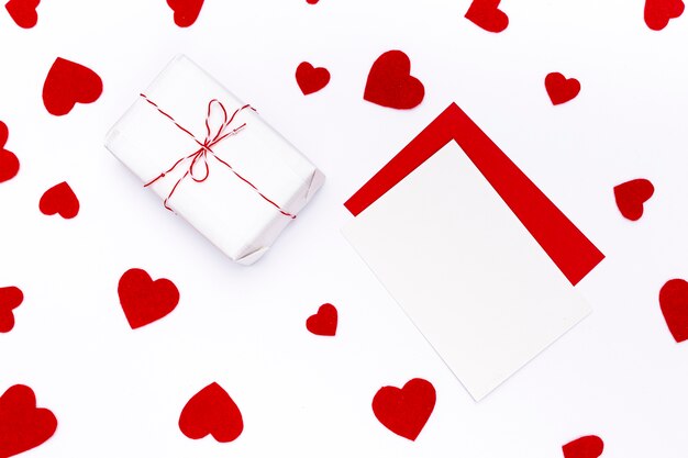 Draufsicht des Valentinstags vorhanden mit Herzen und Papieren