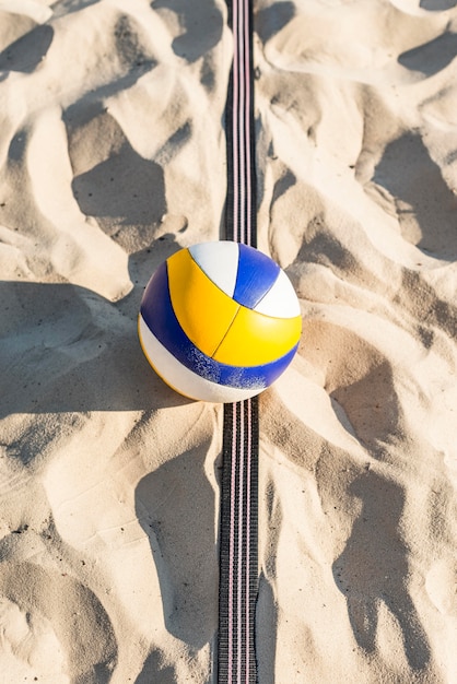 Kostenloses Foto draufsicht des volleyball auf dem strandsand