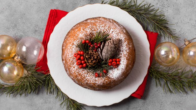 Draufsicht des Weihnachtskuchens mit roten Beeren