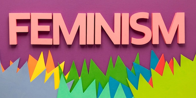 Draufsicht des Wortes Feminismus für Frauentag