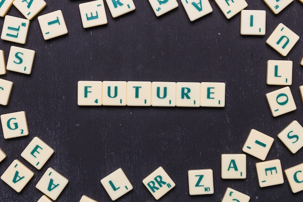 Draufsicht des zukünftigen Textes gemacht von den Scrabble-Spielbuchstaben