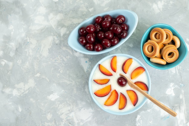 Draufsicht Dessert mit Früchten geschnittenen Früchten innerhalb Platte zusammen mit süßen Crackern frische Früchte auf Weiß