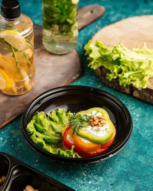 Draufsicht Diätfutter mehrfarbige Paprika auf Salat mit Walnuss- und Entgiftungswasser