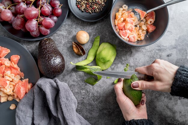 Draufsicht, die gesunden Salat zubereitet