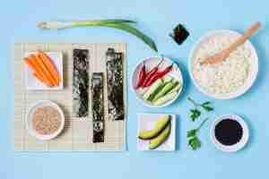 Kostenloses Foto draufsicht, die sushi vorbereitet