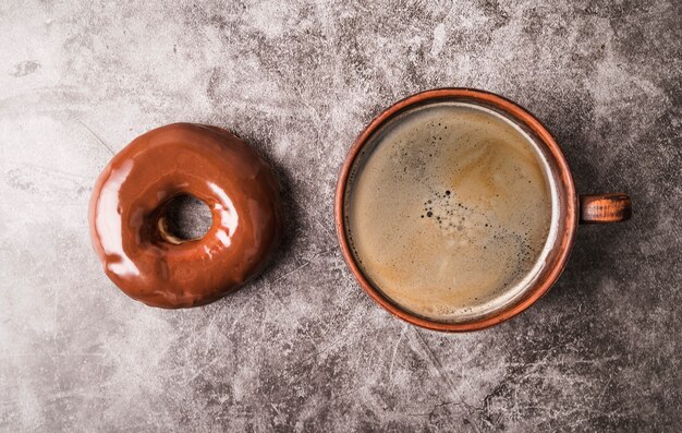 Draufsicht Donut mit Kaffee