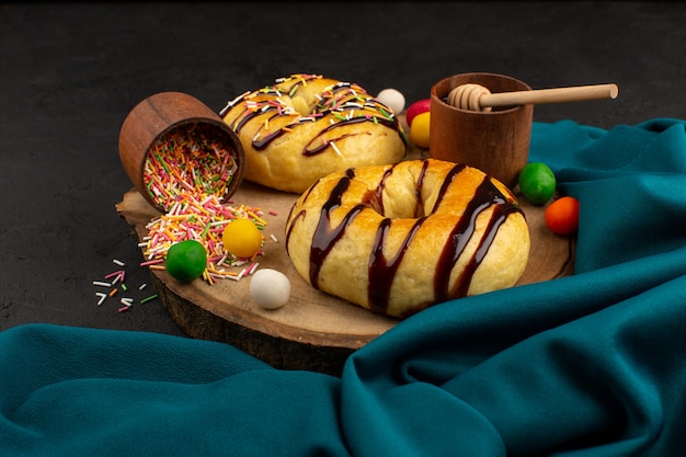 Draufsicht Donuts mit Schokolade auf dem dunklen Schreibtisch