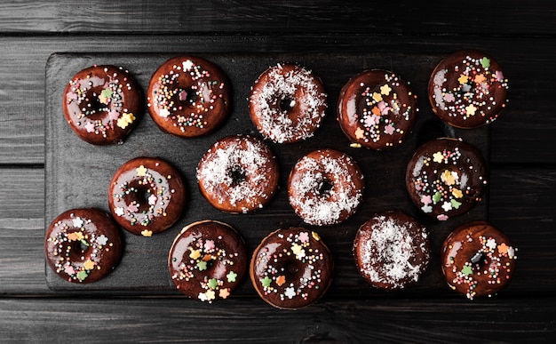 Kostenloses Foto draufsicht donuts mit zuckerguss