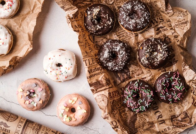 Draufsicht Donuts mit Zuckerguss