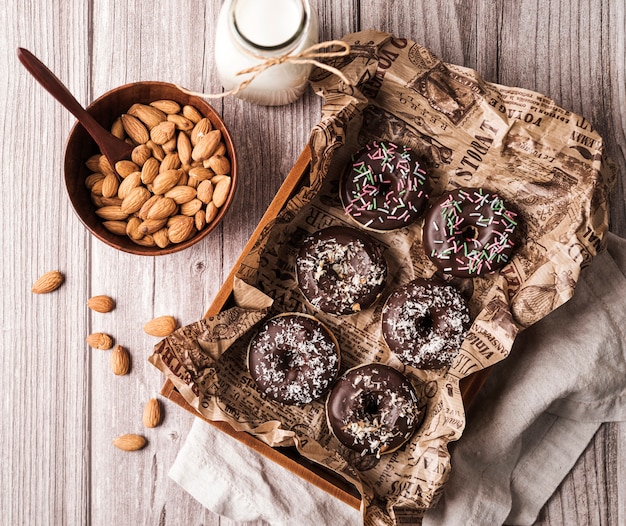 Kostenloses Foto draufsicht donuts mit zuckerguss