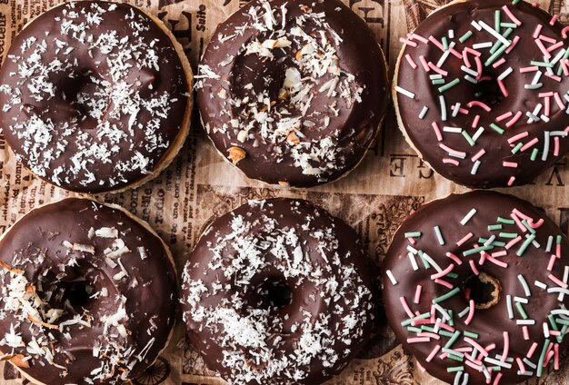 Draufsicht Donuts mit Zuckerguss