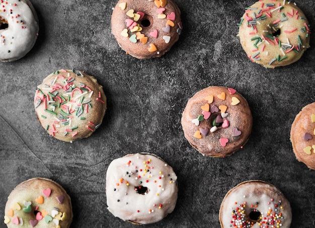 Draufsicht Donuts mit Zuckerguss